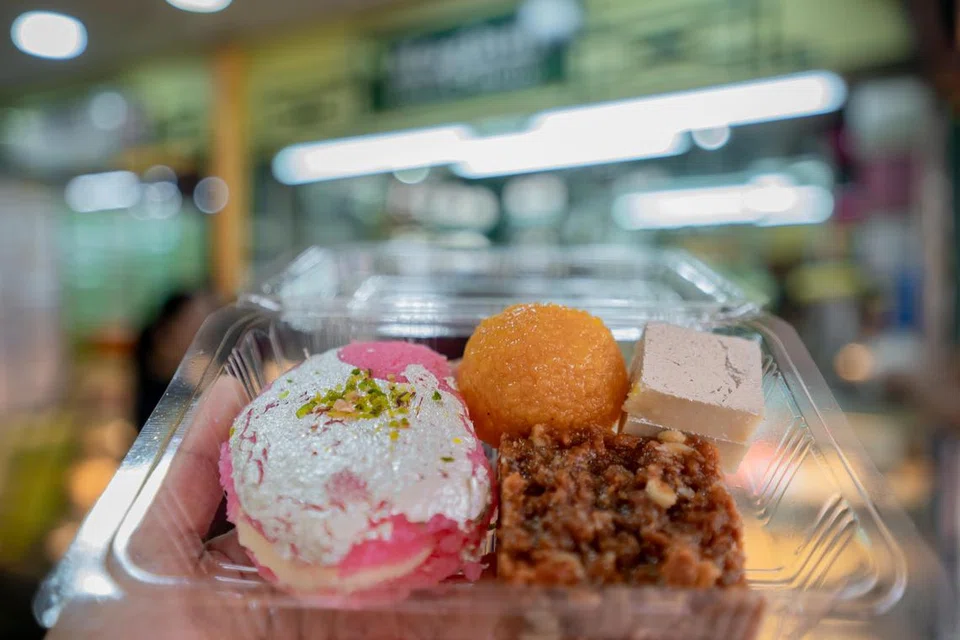 PELBAGAI JENIS  MANISAN: Sempena Deepavali, manisan India, juga dikenali sebagai ‘Mithai’, sering dibeli dan dihadiahkan kepada keluarga dan rakan. (Bermula dari bebola oren, ikut putaran jam) ‘Laddoo’, ‘Badam Burfi’, ‘Dodha Burfi’ dan ‘Pink Tiki’.