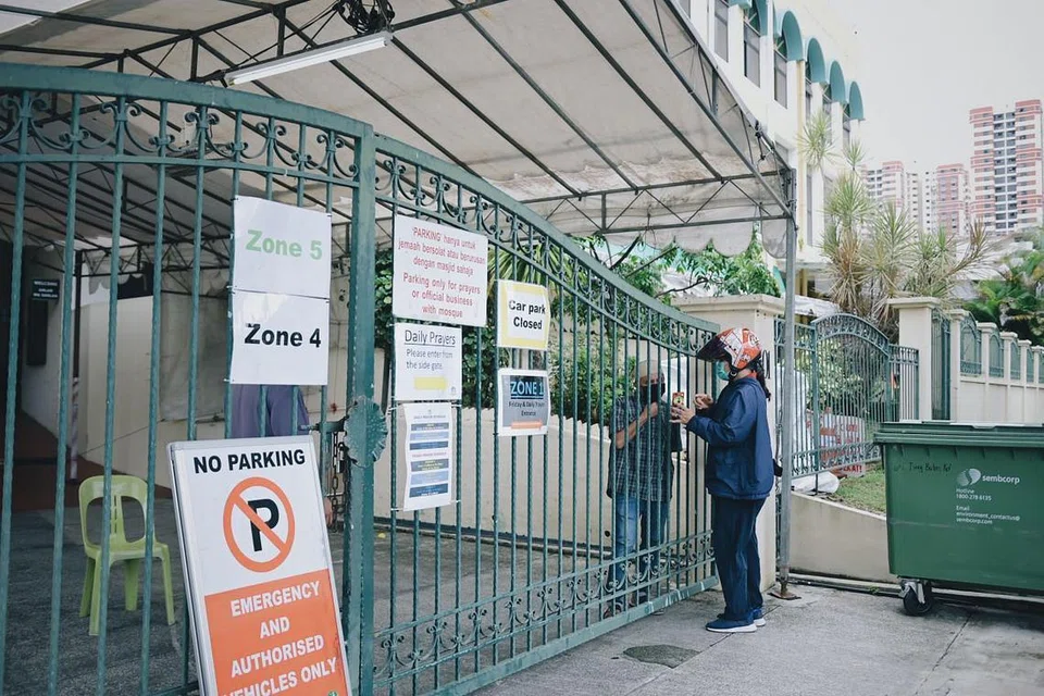 DINASIHAT TEMPAH SLOT LAIN: Encik Mohamad Yusoff Saleh kelihatan sedang dinasihat oleh seorang pegawai Masjid Jamiyah Ar-Rabitah untuk menempah slot solat Jumaat di Masjid berdekatan. 