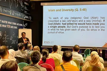 SIFAT INKLUSIF: Ustaz Dr Mohamed membincangkan ajaran Islam dan Al-Quran yang menyokong perspektif inklusif dan hubungan silang agama yang positif semasa menyampaikan ceramah di seminar 'Faiths in Context' bertajuk 'The Quranic Perspective to Plurality and Inclusivity' kelmarin. - Foto DIALOGUE CENTRE