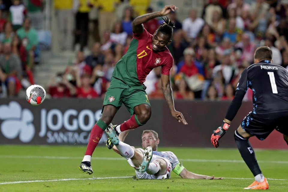 MENANG SEMUA: Pemain Portugal Rafael Leao (kiri) merebut bola daripada pemain Luxembourg Laurent Jans (jersi putih) dalam perlawanan kelayakan Euro 2024. Perlawanan berakhir dengan Portugal atasi Luxembourg 9-0.
