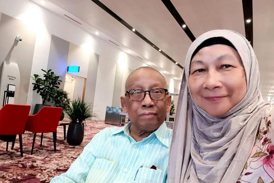 Allahyarham Mohamed Ismail Abdullah bersama isterinya, Cik Saudah Abdul Karim