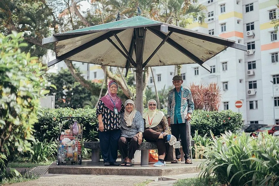 GENG PONDOK TANGLIN HALT: Teman-teman dari kejiranan lama Tanglin Halt dan Commonwealth Drive, (Dari kiri) Cik Ponya Wajiman, Cik Zaiton Piran, Cik Banon Abu Hassan dan Encik Mohamad Dullah, suami Cik Ponya kelihatan sedang beriadah di sebuah pondok berdekatan Pusat Makanan Tanglin Halt. - Foto BM oleh HARITH MUSTAFFA