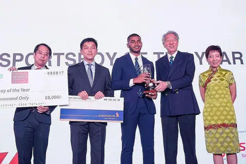 PENCAPAIAN DIIKRIRAF: Sheik Farhan (dua dari kiri) menerima Anugerah Atlit-Pelajar Lelaki Terbaik daripada DPM Teo. Bersama dalam gambar ialah Encik Tan dan Cik Fu. - Foto SNOC