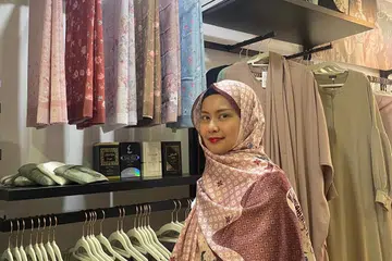 Datin Diyana Halik ketika berada di Fab Market, kedai berkonsep berbilang jenama tempatan, yang turut menampilkan pakaian keluaran beliau, di 59 Arab Street.