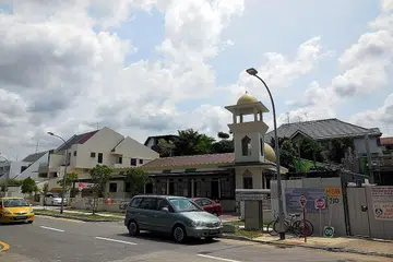 TEGUH BERDIRI: Masjid Al-Huda, yang dibina sejak zaman awal Kampung Tempe sebagai usaha penduduk beribadah, kini sudah menjalani ubah suai dan tanah wakaf disisinya dibangunkan. Masjid ini juga menyaksikan perkahwinan terakhir penduduknya, Mohamed Hatta, dan isterinya, Radziah Mohamed Nasir, pada 2012. - Foto MOHD RAMAN DAUD
