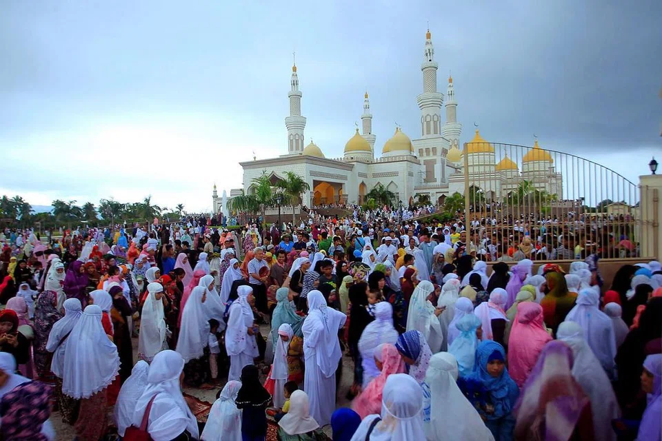 DI FILIPINA: Muslim mengadakan solat Aidilfitri di Masjid Agung Sultan Hassanal Bolkiah di wilayah Maguindanao, selatan Filipina, kelmarin. - Foto AFP
