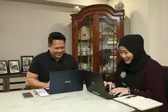 BELAJAR SEPANJANG HAYAT: Ingin merebut peluang untuk prospek pekerjaan yang lebih baik, Encik Fazli dan Cik Noorin sentiasa berusaha dengan meningkatkan kemahiran melalui kursus-kursus yang sedia ada. - Foto BM oleh LI XUAN YONG