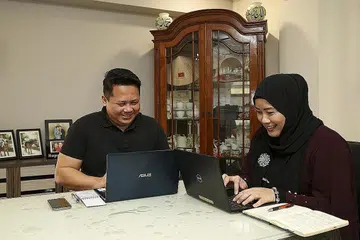 BELAJAR SEPANJANG HAYAT: Ingin merebut peluang untuk prospek pekerjaan yang lebih baik, Encik Fazli dan Cik Noorin sentiasa berusaha dengan meningkatkan kemahiran melalui kursus-kursus yang sedia ada. - Foto BM oleh LI XUAN YONG