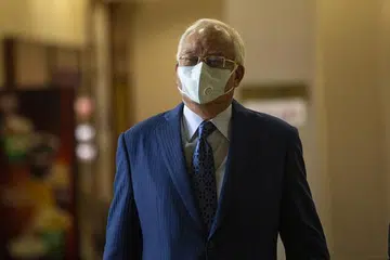 PERMOHONAN DITOLAK: Mahkamah Tinggi hari ini menolak permohonan Datuk Seri Najib Razak untuk menangguhkan perbicaraan kes pindaan Laporan Akhir Pengauditan 1Malaysia Development Berhad (1MDB) yang dihadapinya bersama bekas Ketua Pegawai Eksekutif 1MDB, Encik Arul Kanda Kandasamy.