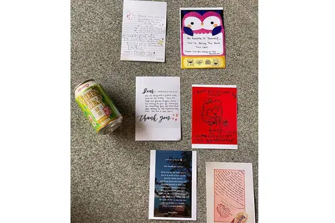 AYUH BERI SOKONGAN: Kempen #braveheartsg oleh kumpulan StandUpFor.SG menggalakkan warga Singapura menulis mesej kepada kakitangan barisan pertama dalam mencegah wabak koronavirus. - Foto STANDUPFORSG FACEBOOK 