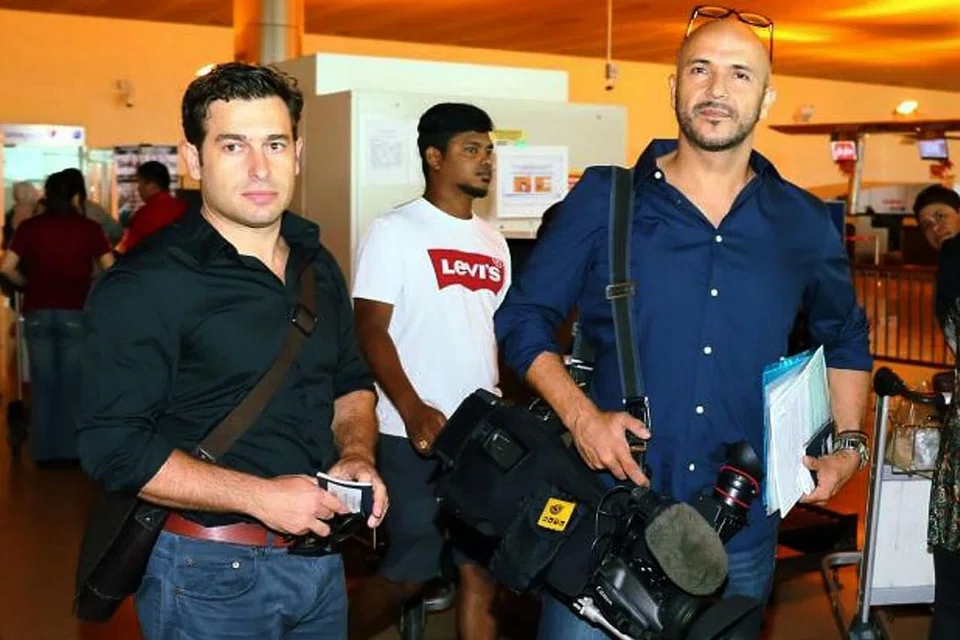 LANGGAR GARISAN KESELAMATAN: Kededua wartawan ABC News - Linton Besser (kiri) dan jurukamera Louie Eroglu dari Australia - tidak akan didakwa, sebaliknya dihantar pulang. - Foto THE STAR