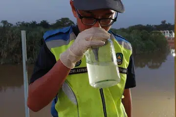 Kakitangan Lembaga Urus Air Selangor (Luas) menguji kesan pencemaran bau di sungai di Selangor, susulan insiden pencemaran sisa daripada sebuah kilang plastik, yang menyebabkan jutaan pengguna di Lembah Klang terjejas.