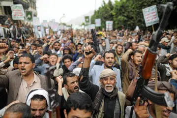 TUNJUK PERASAAN: Himpunan penunjuk perasaan di Sanaa, Yemen pada 24 Julai 2023, membantah aksi pembakaran Al-Quran di Denmark. 