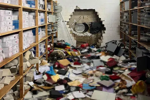 Foto edaran yang dikeluarkan oleh Polis Gelsenkirchen pada 30 Disember 2025 menunjukkan sebuah lubang yang ditebuk pada dinding bilik kebal sebuah cawangan bank Sparkasse di Gelsenkirchen, barat Jerman, pada 29 Disember 2025. Menurut polis, pelaku yang tidak dikenali menggerudi masuk ke bilik kebal itu semasa cuti Krismas dan memecah masuk peti-peti simpanan selamat di dalamnya. Skala rampasan masih dalam siasatan, dengan beberapa ribu peti simpanan terjejas. Anggaran awal meletakkan kerugian pada puluhan juta euro. 