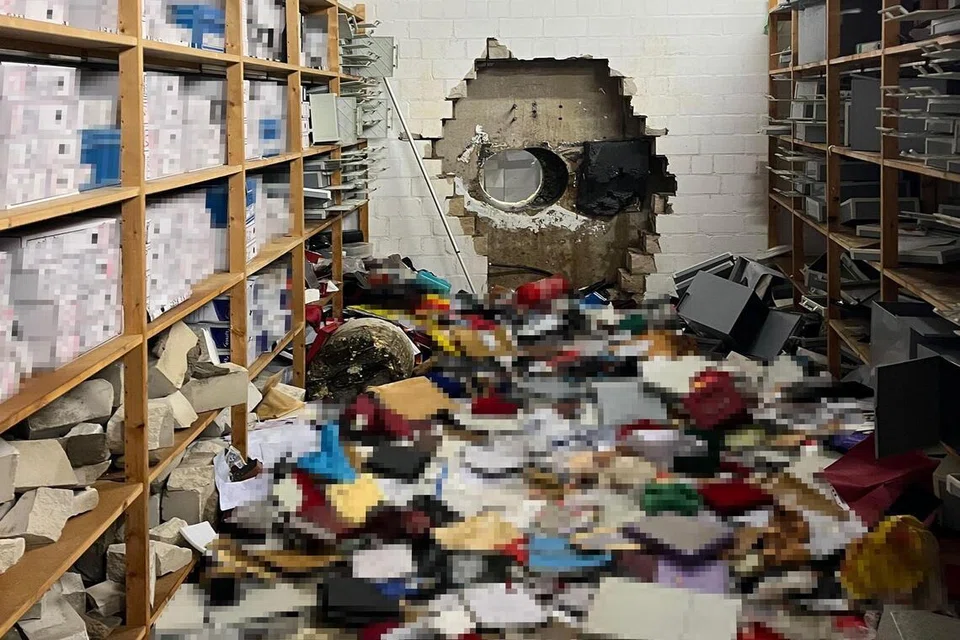 Foto edaran yang dikeluarkan oleh Polis Gelsenkirchen pada 30 Disember 2025 menunjukkan sebuah lubang yang ditebuk pada dinding bilik kebal sebuah cawangan bank Sparkasse di Gelsenkirchen, barat Jerman, pada 29 Disember 2025. Menurut polis, pelaku yang tidak dikenali menggerudi masuk ke bilik kebal itu semasa cuti Krismas dan memecah masuk peti-peti simpanan selamat di dalamnya. Skala rampasan masih dalam siasatan, dengan beberapa ribu peti simpanan terjejas. Anggaran awal meletakkan kerugian pada puluhan juta euro. 