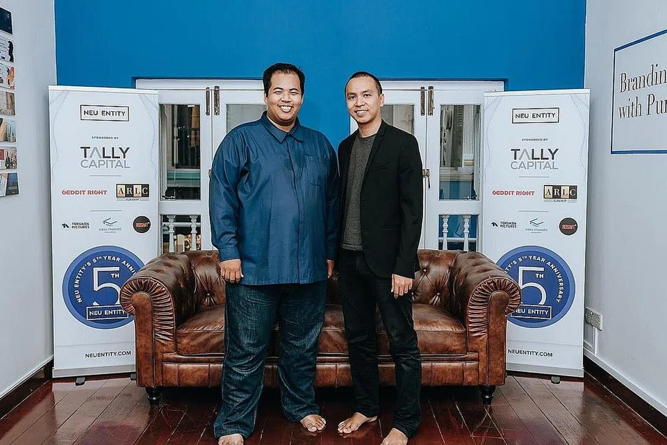 KHIDMAT LUAR SEMPADAN: Encik Ferdaus (kiri) dan Encik Hanafi mempunyai pelanggan luar negara dan membantu mereka dalam pembangunan jenama menggunakan media sosial. - Foto ihsan HANAFI MOHD SAM