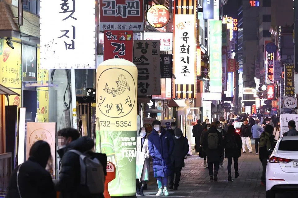 LANGKAH KESELAMATAN LEBIH KETAT: Presiden Korea Selatan, Encik Moon Jae-in, mengarahkan pemerintahnya mengumpulkan setiap sumber sedia ada untuk menjejak jangkitan, dan memperluaskan ujian bagi koronavirus sedang negara itu menghadapi gelombang jangkitan ketiga. Sebahagian besar kes baru dilaporkan di Seoul (dalam gambar), di mana langkah kawalan lebih ketat juga akan dilaksanakan. - Foto EPA-EFE