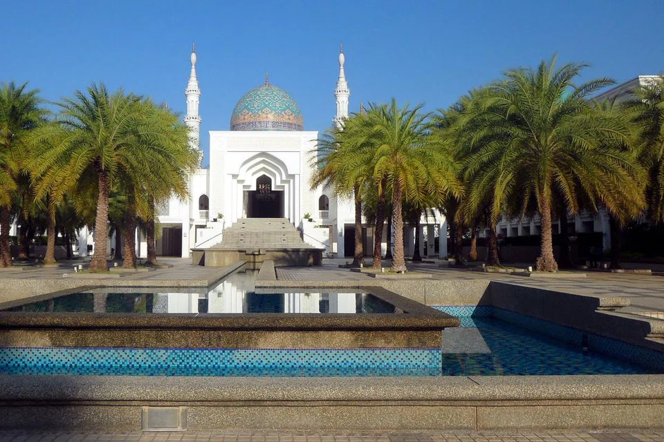 MASJID GAH: Masjid Albukhary yang dibuka kepada orang ramai ini turut disertakan di dalam Kompleks Albukhary yang seluas 30.35 hektar. 