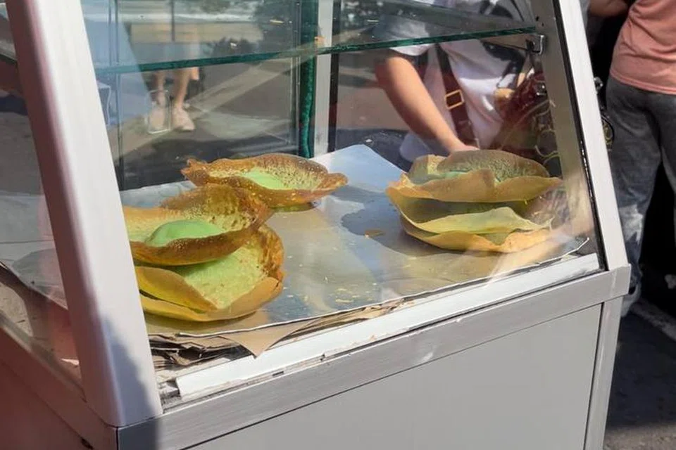 MAKANAN JALANAN POPULAR: Kue ape, kuih tradisional Indonesia. 