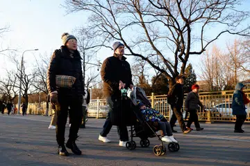Pelancong bersiar-siar berdekatan Forbidden City di Beijing, China, pada 17 Disember 2024. 