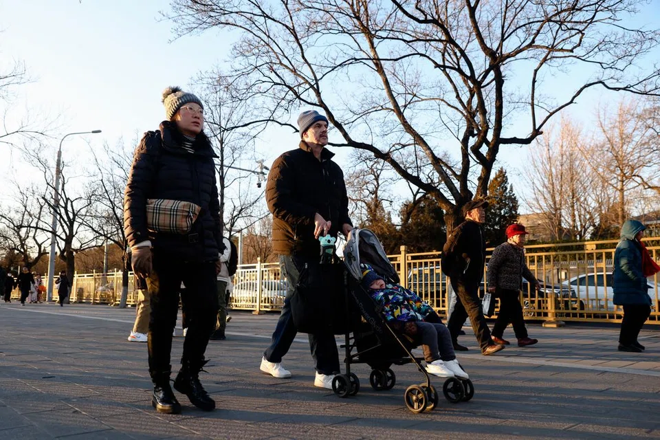 Pelancong bersiar-siar berdekatan Forbidden City di Beijing, China, pada 17 Disember 2024. 