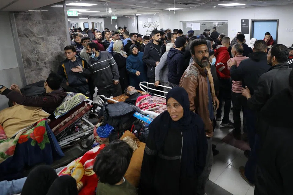 TERIMA RAWATAN: Mangsa menerima rawatan di Hospital Al-Shifa di Bandar Gaza, berikutan serangan Israel yang menurut Kementerian Kesihatan Gaza membunuh sekurang-kurangnya 20 dan mencederakan lebih 150 orang yang sedang beratur bagi bantuan kemanusiaan pada 25 Januari.