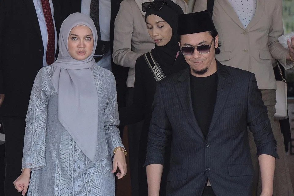 HARAPKAN YANG BAIK: Syamsul Yusof (kanan) berharap bekas isterinya Puteri Sarah Liyana (kiri) bertemu lelaki yang boleh menjaganya dengan baik. 