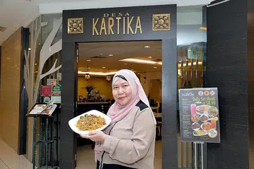 ORCHARD ROAD LOKASI SESUAI: Pemilik Desa Kartika, Cik Rosnani Gani, turut memilih Orchard Road sebagai salah satu lokasi restorannya selepas mengambil kira profil pelanggan restoran tersebut.