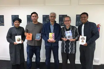 (Dari kiri) Cik Sharifah, Encik Farihan, Encik Hamed, Encik Adam dan Encik Djohan antara penulis yang disenarai pendek bagi anugerah Hadiah Sastera Singapura tahun ini.