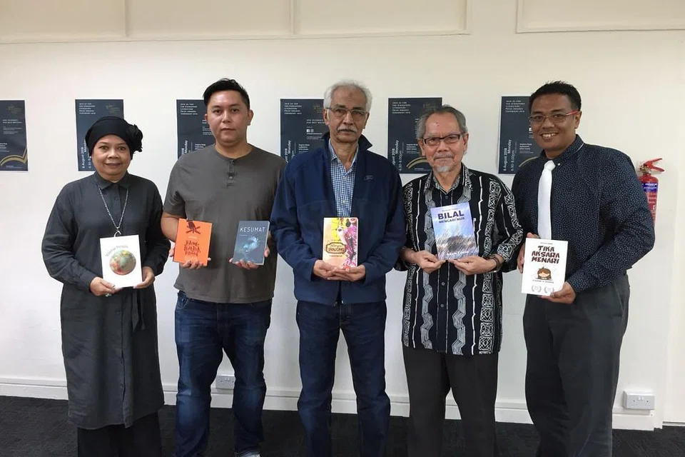 (Dari kiri) Cik Sharifah, Encik Farihan, Encik Hamed, Encik Adam dan Encik Djohan antara penulis yang disenarai pendek bagi anugerah Hadiah Sastera Singapura tahun ini.