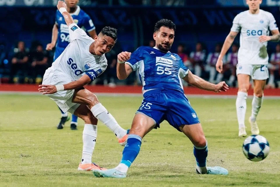Penyerang Lion City Sailors (LCS), Shawal Anuar (kiri), menjaringkan gol penyamaan perlawanan Liga Juara-Juara Asia 2 (ACL2) menentang Persib Bandung di Stadium Bishan pada 26 November. Kemenangan itu bermakna nasib LCS ke pusingan seterusnya bergantung pada perlawnaan terakhir Kumpulan G pada 10 Disember.