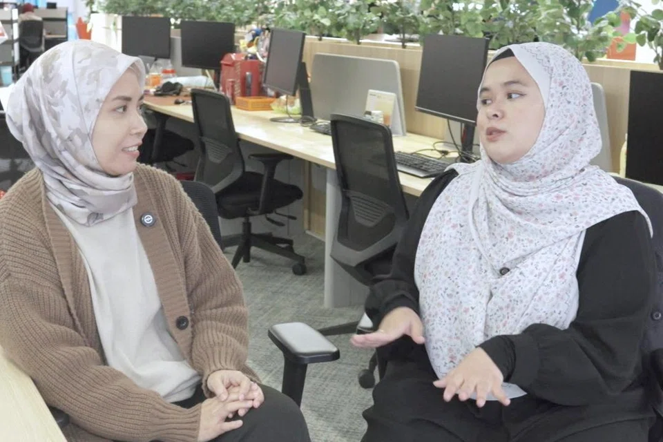 Wartawan video, Cik Ameerah Sallehuddin (kanan), meninjau apakah yang boleh dilakukan individu untuk menghadapi keadaan dunia yang mencabar sekarang. Bersama beliau ialah penyunting, Cik Nurfahruriza Ismail.
