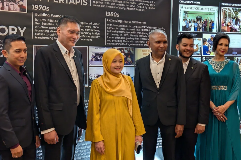 Menteri Negara (Penerangan dan Pembangunan Digital merangkap Kesihatan), Cik Rahayu Mahzam (tiga dari kiri) bersama Presiden Pertapis, Encik Shaharin Nordin (tiga dari kanan) dan lembaga pengarah badan tersebut di Majlis Makan Malam Amal sempena ulang tahun Pertapis yang ke-55 pada 31 Oktober di Hotel Furama RiverFront.