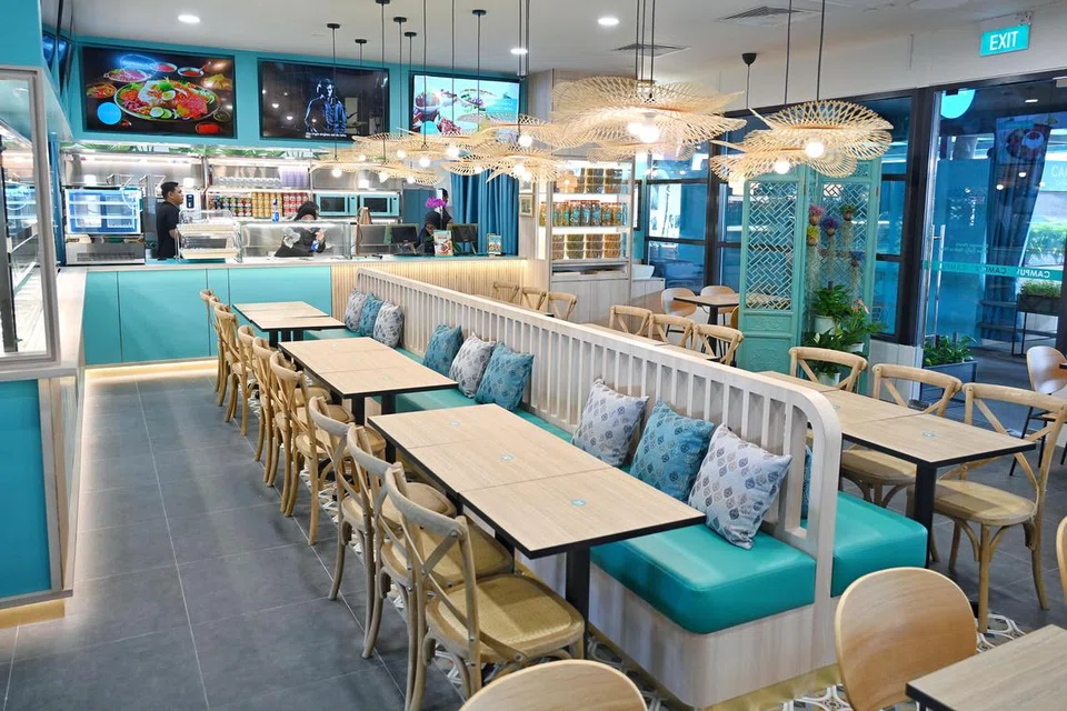 Dengan ruang seluas 2,300 kaki persegi, restoran Campur Nasi Padang di Wisma Geylang Serai menampilkan ruang dalam restoran dan juga alfresco dengan kapasiti sehingga 138 tempat duduk. Menu uniknya menyajikan lauk pauk Melayu, Indonesia dan Serani hasil warisan kaya resipi keluarganya.