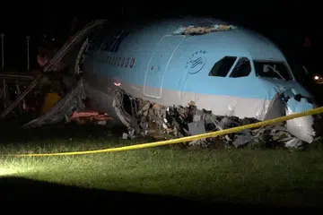 PESAWAT TERBABAS: Pesawat Korean Air mengalami kerosakan besar setelah terbabas dari landasan Lapangan Terbang Antarabangsa Cebu di Filipina dalam keadaan cuaca yang buruk kelmarin. - Foto EPA-EFE