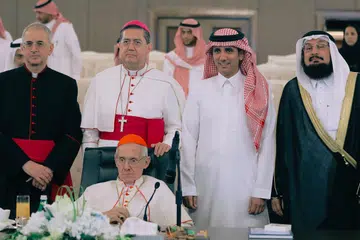 MENGGALAK DIALOG ANTARA AGAMA: Kardinal Jean-Louis Tauran (duduk) semasa menemui para pegawai Pusat Global bagi Menentang Ideologi Ekstremis, atau Etidal, di Riyadh. - Foto AFP
