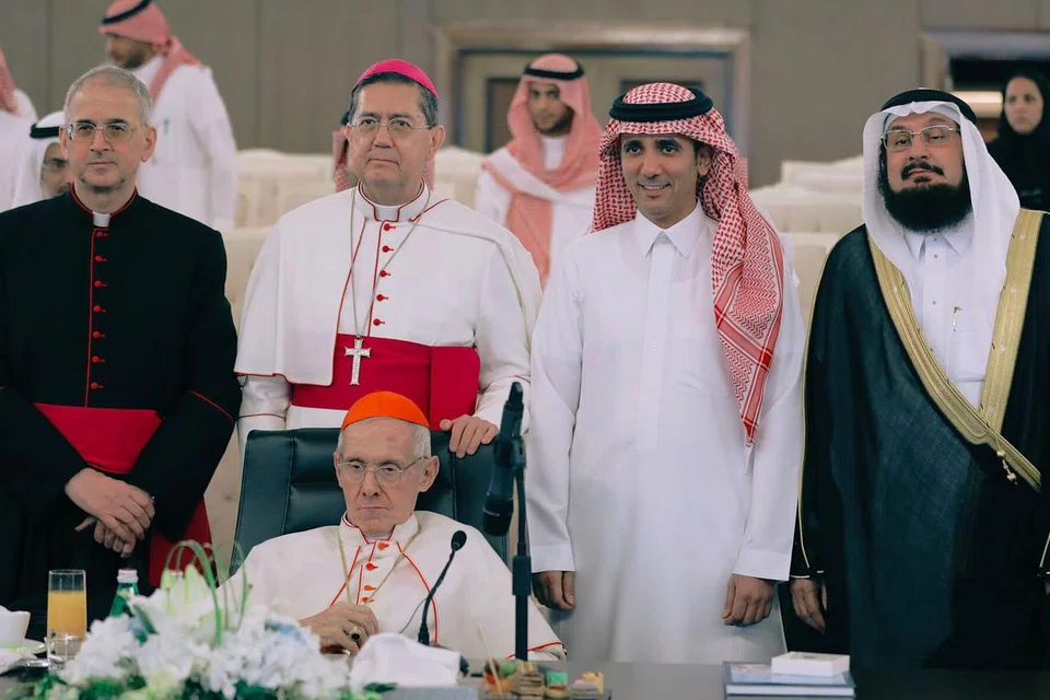 MENGGALAK DIALOG ANTARA AGAMA: Kardinal Jean-Louis Tauran (duduk) semasa menemui para pegawai Pusat Global bagi Menentang Ideologi Ekstremis, atau Etidal, di Riyadh. - Foto AFP
