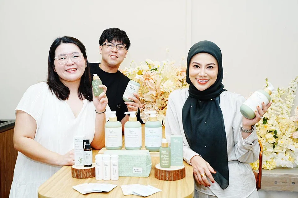 Pengasas bersama jenama produk tempatan bagi penjagaan rambut MadeToBloom, (dari kanan) Cik Belle Maira Alesha Wee; abangnya, Encik Billy Wee; dan Cik Claire Yeo, mula menjual syampu berasaskan halia kecil Yunnan – bahan perubatan tradisional Cina – sejak Jun 2024.