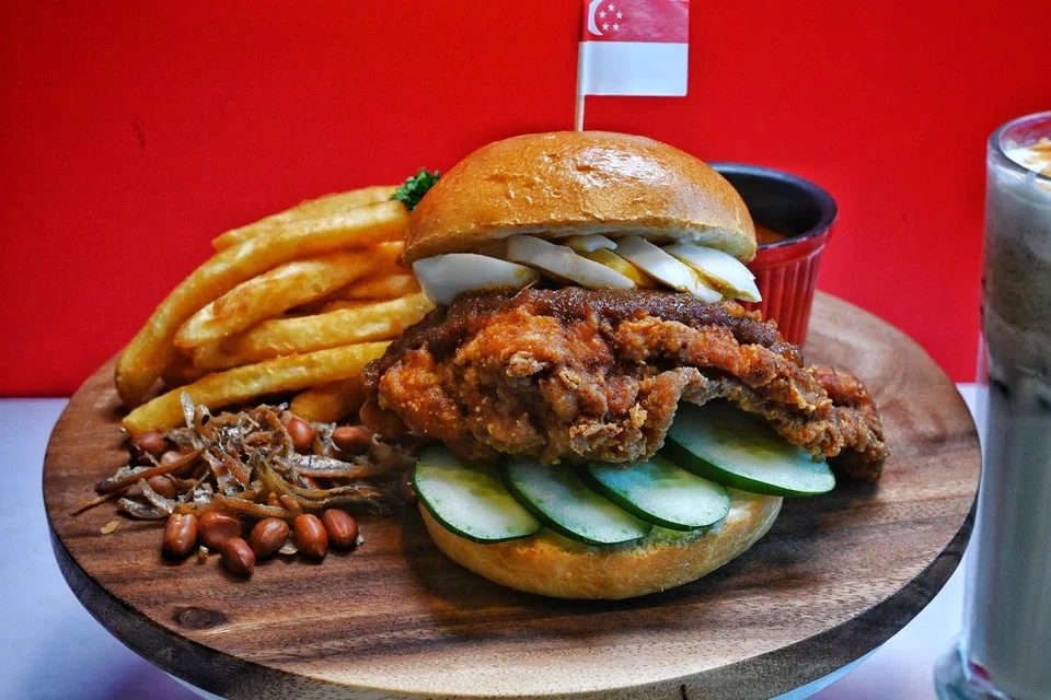 BURGER NASI LEMAK: Memberikan sajian tradisional dengan sentuhan Barat, hidangan popular ini kembali lagi tahun ini.