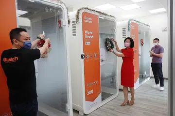 RERUAI KERJA SENYAP: Cik Sim Ann (tengah) melancarkan projek perintis reruai kerja di Pusat Rangkaian Penduduk Trivelis di Clementi semalam. Bersama beliau ialah pengerusi, Jawatankuasa Perundingan Rakyat (CCC) Kelab Masyarakat Bukit Timah, Dr Kenny Sim (kanan) dan Naib Presiden Go-to-Market, Switch, Encik David Zhao. - Foto BH oleh JASON QUAH