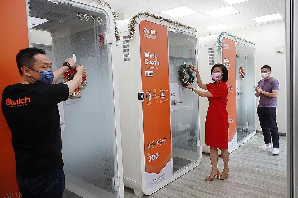 RERUAI KERJA SENYAP: Cik Sim Ann (tengah) melancarkan projek perintis reruai kerja di Pusat Rangkaian Penduduk Trivelis di Clementi semalam. Bersama beliau ialah pengerusi, Jawatankuasa Perundingan Rakyat (CCC) Kelab Masyarakat Bukit Timah, Dr Kenny Sim (kanan) dan Naib Presiden Go-to-Market, Switch, Encik David Zhao. - Foto BH oleh JASON QUAH