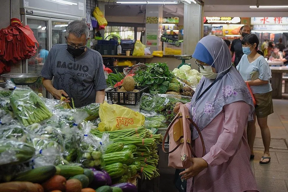 DIJANGKA BERKURANGAN: Cik Low Yen Ling berkata inflasi teras Singapura dijangka meningkat pada separuh pertama tahun ini, sebelum berkurangan pada akhir tahun. - Foto-foto fail