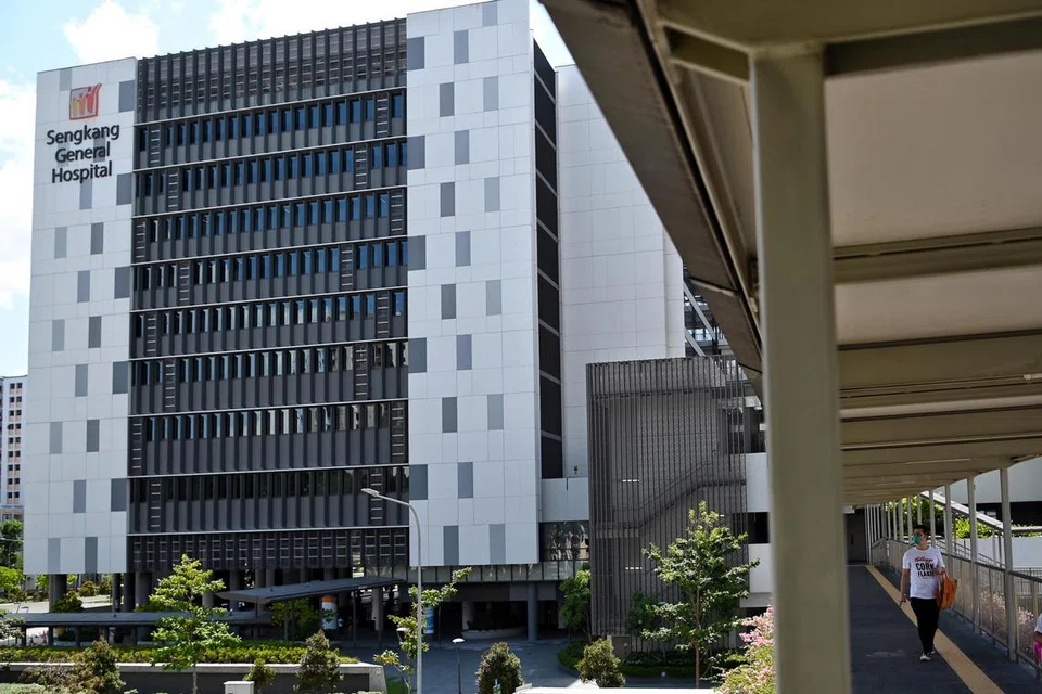 Hospital Besar Sengkang (dalam gambar) dan Hospital Masyarakat Outram dijangka menambah sekitar 350 katil pada 2026 dengan mengubah ruang bukan klinikal menjadi wad hospital.