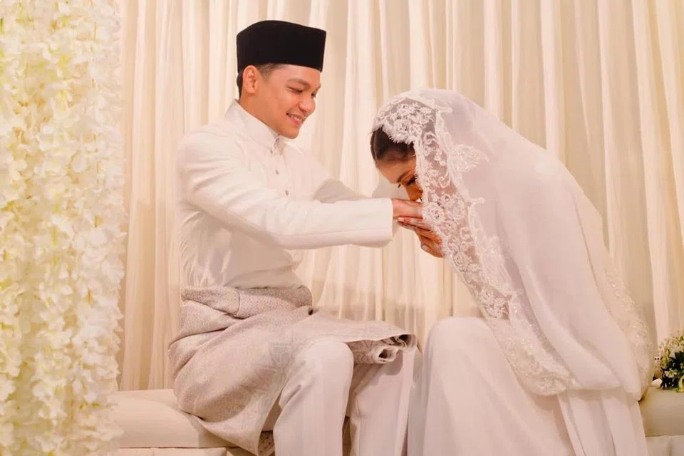 Pasangan pelakon popular Malaysia, Syafiq Kyle dan Mimi Lana, menamatkan zaman solo mereka dalam sebuah majlis walimah tertutup di Taiping, Perak pada 14 Februari.