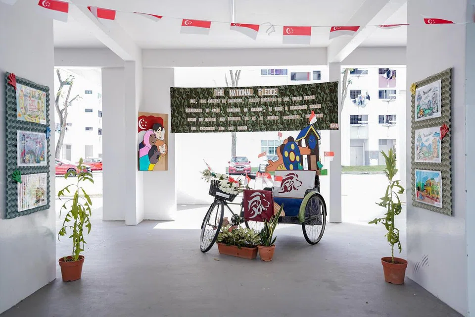 GALERI SENI: Sebuah galeri seni kecil menghiasi kolong Blok 170 Bishan Street 13. Karya seni disumbangkan oleh penduduk setempat serta warga emas dari Lions Home for the Elders.