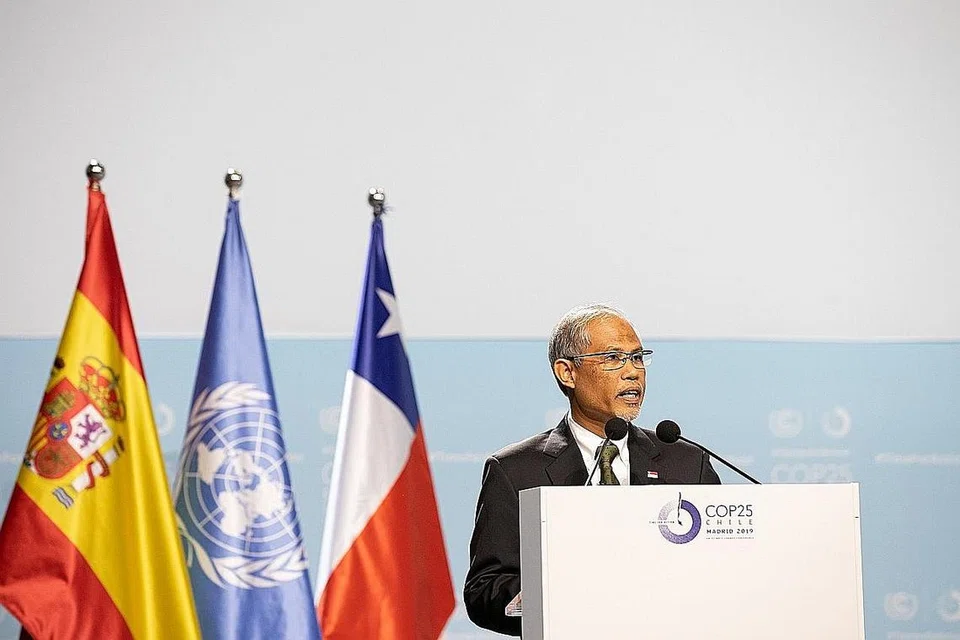 KOMITMEN: Encik Masagos menarik perhatian bahawa negara-negara perlu mengemas kini ikrar iklim 2030 mereka sambil menekankan komitmen Singapura untuk terus memainkan peranannya. - Foto MEWR