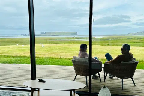 Nikmati ketenangan...penulis dan suaminya menikmati pemandangan dari vila mereka di Vík.