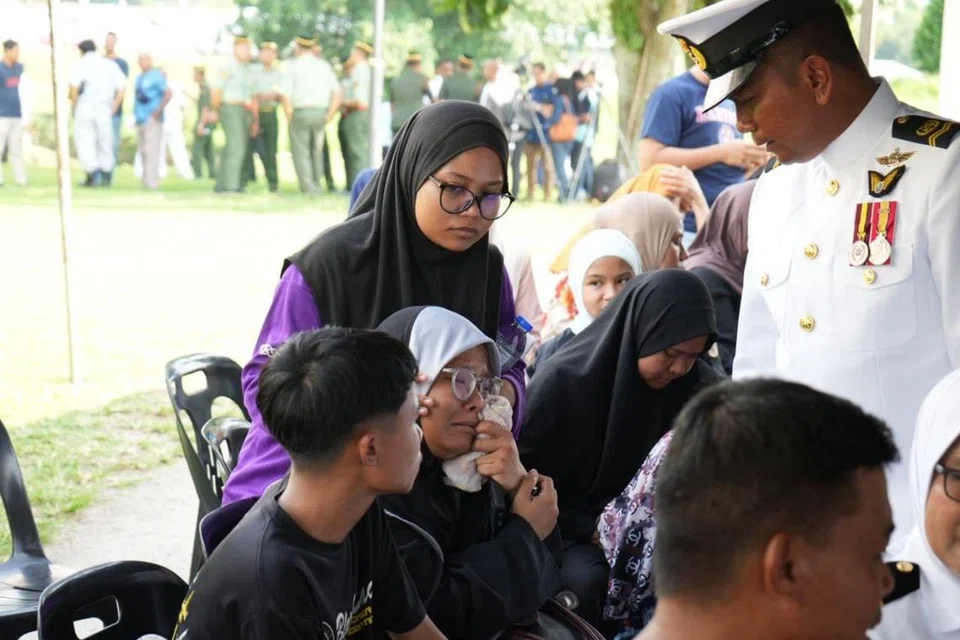 Tiada kata dapat menggambarkan kesedihan ahli keluarga wira dan wirawati negara yang terkorban dalam nahas udara dua helikopter TLDM yang terhempas di Pangkalan TLDM, Lumut, Perak, pada 23 April.
