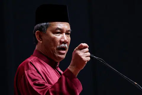 DATUK SERI MOHAMAD HASSAN: Gesa Umno sediakan pelan tindakan baru jika mahu kekal relevan semasa  berucap di perhimpunan Umno pada Rabu.