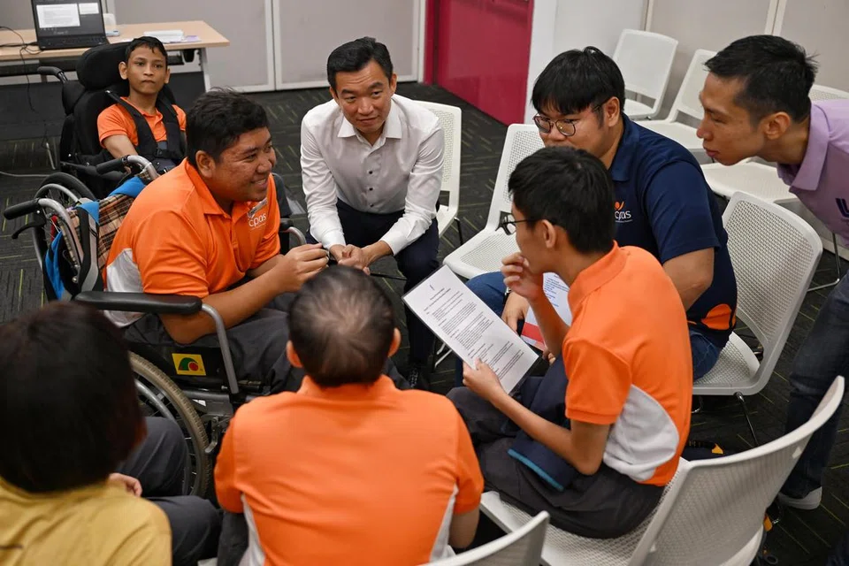 Setiausaha Parlimen Kanan (Kebudayaan, Masyarakat dan Belia merangkap Pembangunan Sosial dan Keluarga), Encik Eric Chua, (empat dari kiri, ikut putaran jam) berinteraksi bersama golongan orang kurang upaya (PwDs) semasa Pesta Pembelajaran Enabling Academy 2024 yang diadakan di Institut Pembelajaran Sepanjang Hayat di Paya Lebar, pada 16 September. 